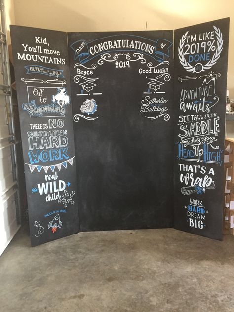 Graduation photo backdrop chalk Chalk Wall Photo Backdrop, Photobooth Ideas For College Fest, Graduation Chalk Art, Farewell Board Decoration Ideas, School Backdrop Ideas, Farewell Backdrop Ideas, Fest Decoration Ideas College, College Fest Decoration Ideas Outdoor, Farewell Theme Ideas Decoration