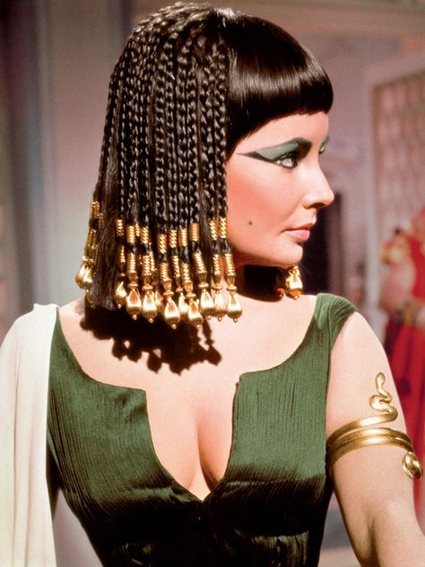 Elizabeth Taylor in Cleopatra 1963 | Beauty Marks: A History Lesson Egyptian Eye Makeup, Egyptian Hairstyles, Edward Wilding, Elizabeth Taylor Cleopatra, Egyptian Makeup, Queen Cleopatra, Egyptian Fashion, Egypt Fashion, Egyptian Eye