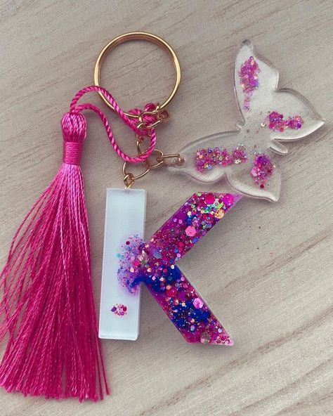 K Keychain, Resin Key Chains, H Letter Images, Diy Resin Keychain, Alphabet Tattoo Designs, Crystal Clear Epoxy Resin, Craft Resin, Letter Art Design, Polymer Clay Gifts