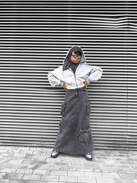 https://instagram.com/p/CuIAP1qNzK5/ #modestfashion #modeststreetfashion #asseenonme #hijabifashion #longskirtaesthetic #denimskirt #longdenimskirt #ootd #ootdmodest #streetstyle #streetwear #modestfashionblogger #modeststreetfashion Long Skirt Aesthetic, Modest Street Fashion, Hijabi Outfit, Long Denim Skirt, Layered Streetwear, Hijabi Fashion, Modest Fashion, Denim Skirt, Ootd