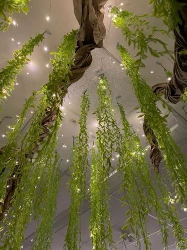 Fairy Tent Canopies, Tree Decoration Indoor, Forest Diy Decorations, Woodland Stage Design, Nature Theme Decorations, Enchanted Diy Decorations, Diy Tree Canopy, Diy Enchanted Forest Tree, Diy Tree Backdrop