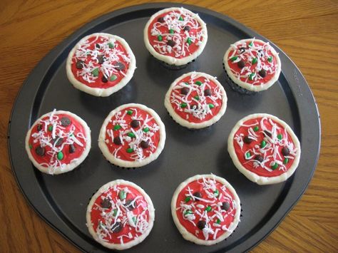 Pizza cupcakes - Cupcakes decorated to look like pizzas for a kids pizza party! Pizza Cupcake, Kids Pizza Party, Cupcakes From Scratch, Food Pranks, Pizza Cupcakes, Cake Push Pops, Kids Pizza, Turtle Theme, Turtle Cake