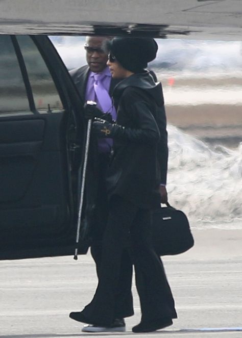 Last pic of Prince April 20, 2016.  :'(and the world will never be the same) He is rocking it out in paradise! !!! Prince Paisley Park, Photos Rares, Prince Music, Prince Musician, Photos Of Celebrities, Sheila E, The Artist Prince, Rip Prince, Paisley Park