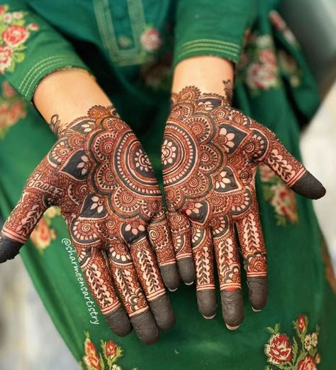 31 Mehndi Designs For Diwali That Are Trending This Season Latest Bridal Henna Designs, Mehandi Front Hand Design Unique, Modern Mehndi Designs Palm, Mehendi Designs For Palm Unique, Latest Mehndi Designs Unique Front Hand, Mehndi Palm Designs, Unique Mehndi Designs Palms, Mehandi Designs For Palm, Stylish Mehndi Designs For Front Hand