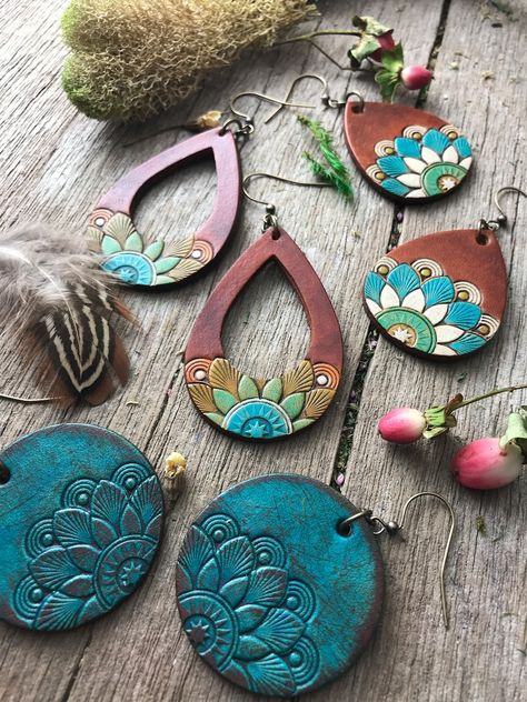 Painted Leather Jewelry, Leather Teardrop Earrings, Tooled Leather Necklace, Hand Painted Leather Earrings, Handmade Leather Earrings Ideas, Handmade Leather Earrings, Stamped Leather Earrings, Hand Tooled Leather Earrings, Leather Painting Diy