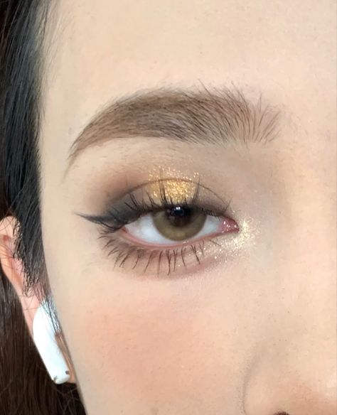 Angelic Makeup Look Natural, Gold Pearl Makeup, Gold Makeup Simple, Golden Douyin Makeup, Brown And Gold Makeup, Gold Eyeliner Looks, Makeup Gold, Golden Eye Makeup, Golden Makeup