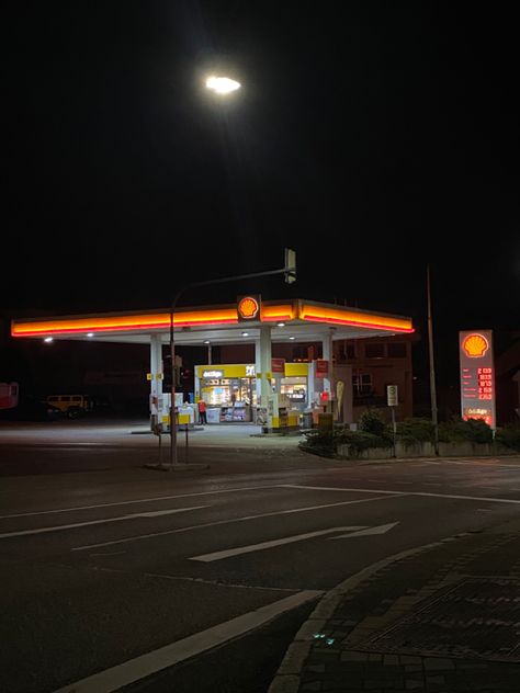 Late Night Diner Aesthetic, Late Night Gas Station Aesthetic, Gasstation Aesthetic, Gas Wallpaper, Gas Station At Night, Gas Station Aesthetic, Diner Aesthetic, Vans Aesthetic, Shell Gas Station