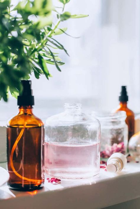 5 Ways to Make Your Own Facial Mist Diy Face Mist, Homemade Moisturizer, Hello Glow, Natural Beauty Recipes, Moisturized Skin, Cheap Beauty Products, Diy Facial, Diy Beauty Recipes, Skin Remedies