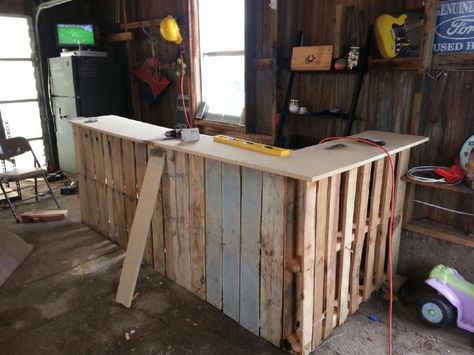 $3 Bar build - Home Brew Forums Dylan could do this in the backyard of house! @brittni_black Bar Con Pallet, Bar Pallet, Bar En Palette, Bar Deco, Bar Build, Tiki Bars, Pallet Bar, Backyard Bar, Pallet Creations