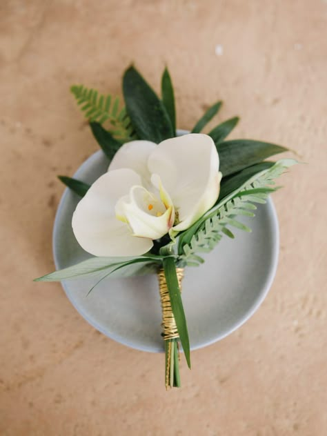 Tropical Wedding Corsage, White Tropical Boutonniere, Tropical White Bridal Bouquet, Tropical Pocket Boutonniere, White And Green Tropical Bridal Bouquet, Orchid Flowers Wedding, Palm Leaf Boutonniere, Tropical Flower Boutonniere, Monstera Boutonniere