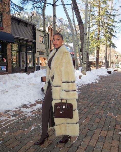 Fur Coat Outfit, Outing Outfit, Lori Harvey, Trip Outfits, Long Sleeve Workout, Tumblr Outfits, Kendall Jenner Style, Casual Dinner Outfit, Lookbook Outfits