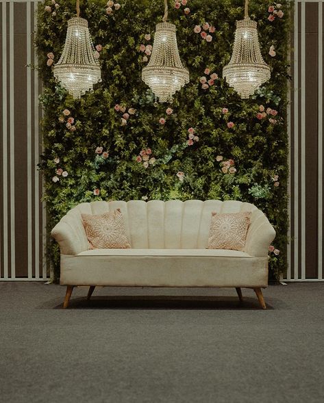 Stage Sofa For Wedding, Wedding Stage Couch, Couple Sofa For Wedding, Wedding Stage Sofa, Wedding Green Wall Backdrop, Reception Photobooth Ideas, Reception Sofa Design, Roka Decoration Ideas, Wedding Couch Seating