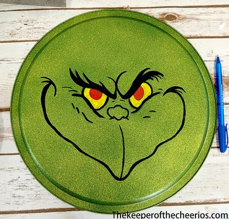 Grinch Clothespin Pizza Pan Wreath - The Keeper of the Cheerios Grinch Pizza Pan Door Hanger, Pizza Pan Gingerbread Man, Pie Pan Crafts, Painted Pizza Pan, Grinch Pizza Pan, Christmas Pizza Pan Crafts, Pizza Pan Door Hanger Diy, Grinch Ornament, Pizza Pan Crafts