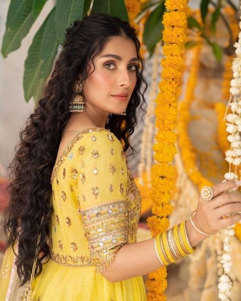 Curly Hair Desi, Pakistani Actress Dresses, Desi Wedding Dresses, Traditional Hairstyle, Ayeza Khan, Eid Dresses, Silk Bottoms, Wedding Formal, Net Dupatta