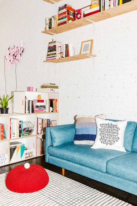 bright sofa + accent colors in the living room Maximal Minimalism, Timothy Goodman, Small Apartment Decorating Living Room, Turquoise Living Room Decor, Best Living Room Design, Minimalist Living Room Decor, Designed Wall, First Apartment Decorating, Nyc Studio