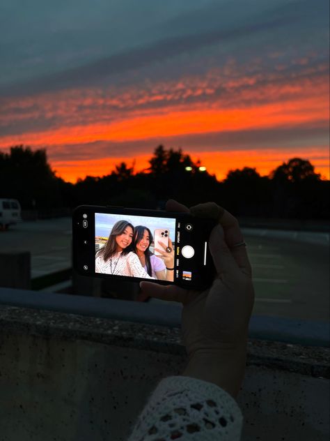 Pics To Take With Best Friend, Two Best Friends Aesthetic Poses, Asthetic Besties Pic, Summer Aesthetic Photos With Friends, Asthetic Pic With Bestie, Bestie Pose Ideas Aesthetic, Sunset With Friends Aesthetic, Sunset Bestie Pics, Asthetic Picture With Best Friend