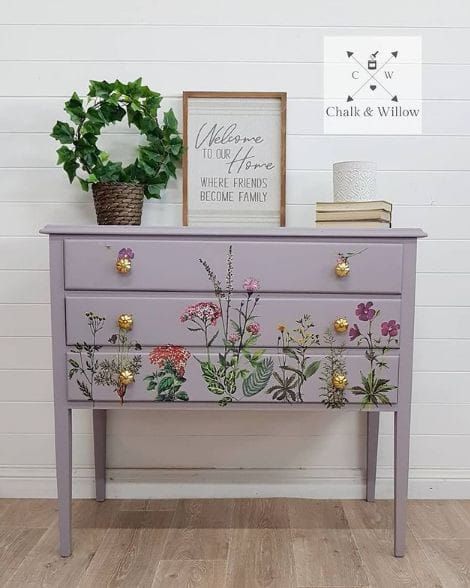 Table ideas for decorations Floral Painted Dresser Ideas, Floral Painting On Furniture, Flower Dresser Painted, Paint Design On Furniture, Flower Painted Cabinets, Floral Painted Dresser, Painting Flowers On Furniture, Painting Shelves Ideas, Drawer Painting Ideas