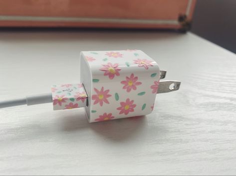 Painted Phone Charger, Charger Painting Ideas, Paint Charger Cube, Charger Art, Charger Ideas, Green Aesthetic Tumblr, Painted Mirror Art, Lighter Art, Phone Case Diy Paint