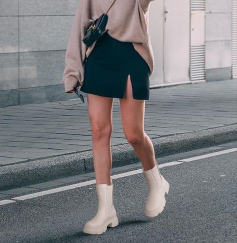 How To Wear Chunky Boots, Chunky Chelsea Boots Outfit, Black Booties Outfit, Platform Boots Outfit, Chelsea Boots Outfit, Tan Leather Ankle Boots, Yeezy Fashion, Street Shopping, Chunky Heel Booties