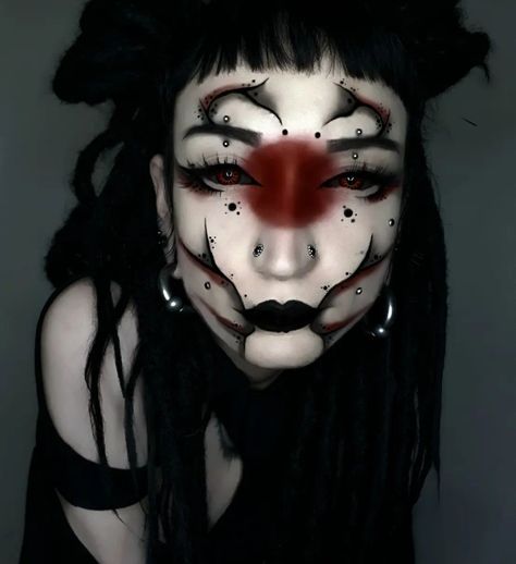 Sclera Contacts Makeup, Fantasy Makeup Ideas Creative Eye Art, White Base Makeup Goth, Gothic Drag Makeup, Creepy Goth Makeup, Gothic Graphic Eyeliner, Centipede Makeup, Gothic Fairy Makeup, Unsettling Makeup