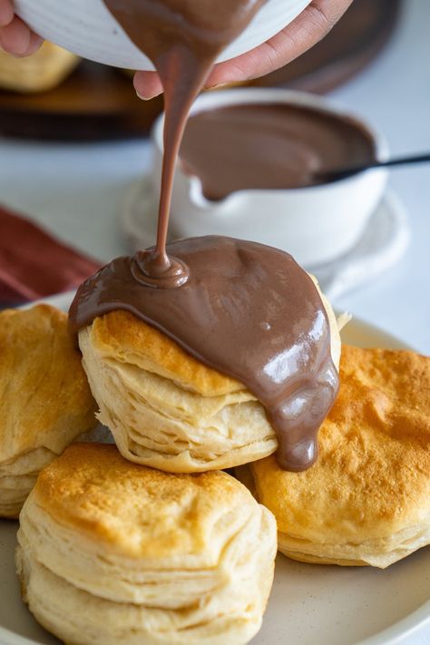 A hidden gem of Southern cuisine, Chocolate Gravy is perfect for pouring over warm, flaky biscuits. This recipe will astonish and delight anyone who’s yet to experience its comforting charm. Chocolate Gravy Recipe, Bacon Gravy, Chocolate Gravy, Southern Comfort Food, Sweet Potato Pancakes, Flaky Biscuits, Pumpkin Waffles, Southern Cuisine, Frozen Chocolate