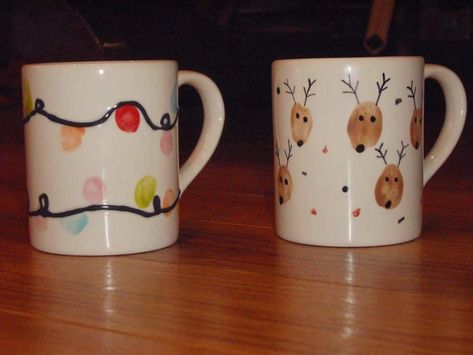 Handprint Mugs Christmas, Christmas Mug Diy, Dit Christmas, Preschool Christmas Gifts, Diy Christmas Mugs, Diy Mug Designs, Toddler Painting, Christmas Vases, Baby Art Projects