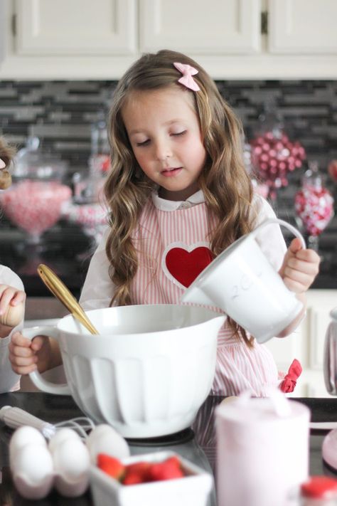 Valentines Day Kids Photoshoot, Kids Diy Valentines, Baking Photoshoot, Photoshoot Valentines, Valentines Day Kids, Cookies Valentines, Valentines Photoshoot, Valentines Diy Kids, Valentines Bricolage