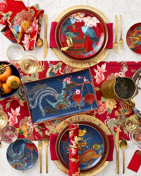 Chinoiserie Tablescape, Asian Dinnerware, Pretty Tablescapes, Chinoiserie Plates, Pretty Table Settings, Food Bouquet, Chinese Pattern, Unique Plates, Table Setting Decor