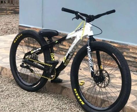 Bicicleta branca preta e amarela hupi naja Stunt Bike, Bullet Journal Mood Tracker Ideas, New Photo Download, Cool Bicycles, Bmx Bikes, Ancient Art, Bmx, Motocross, Mountain Biking