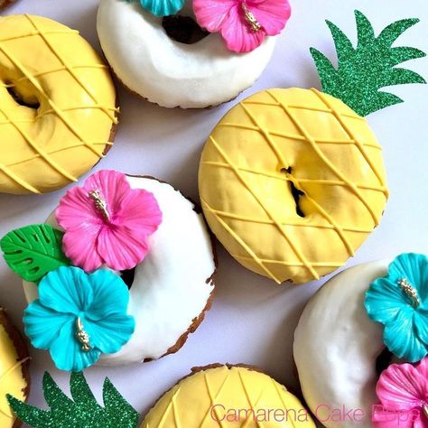 Luau Cake Pops, Luau Desserts, Kids Luau Parties, Hawaiian Cupcakes, Tiki Cake, Kids Luau, Donut Ideas, Tropical Birthday Party, Aloha Party