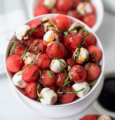 Watermelon Basil Salad with Mozzarella + Balsamic Glaze: a refreshingly delicious dish that's soooo easy to make & perfect for the summer! Watermelon Mozzarella Salad, Watermelon Salad With Balsamic Vinegar, Salad With Balsamic Vinegar, Mozzarella Balsamic, Watermelon Basil Salad, Watermelon Basil, Balsamic Glaze Recipes, Watermelon Ball, Baked Potato Chips