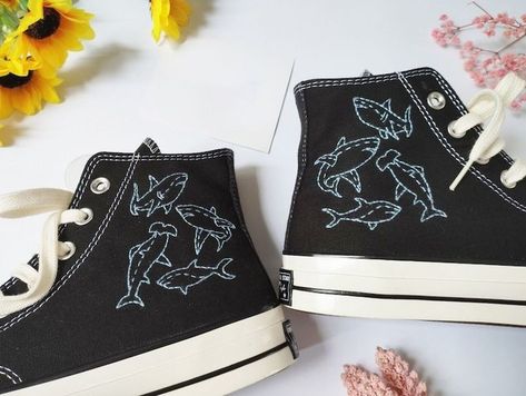 Embroidered Converse Converse Designs Ideas, Converse Embroidery Ideas, Converse Flowers, Decorated Converse, Dolphin Embroidery, Embroidery Converse, Converse Embroidery, Embroidered Converse, Converse Custom