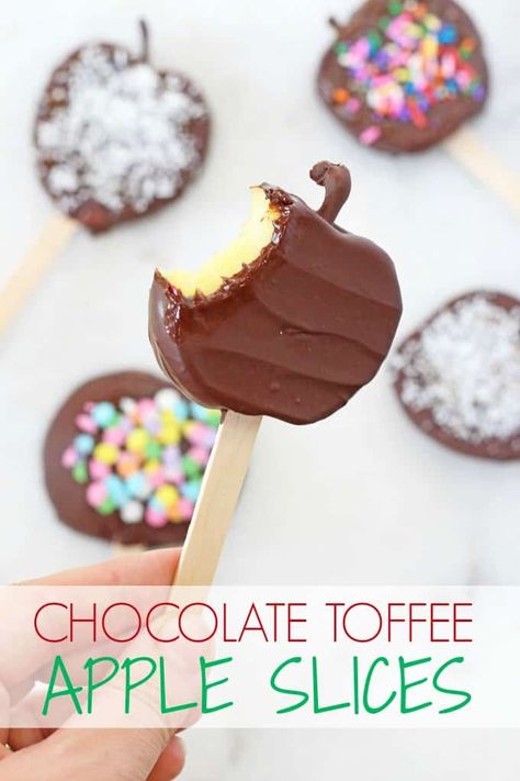 Chocolate Toffee Apple Slices - My Fussy Eater | Easy Kids Recipes Firework Food Ideas For Kids, Bonfire Recipes Food, Toffee Apple Slices, Bonfire Baking, Bonfire Snacks, Firework Party, Bonfire Night Crafts, Bonfire Cake, Bonfire Food