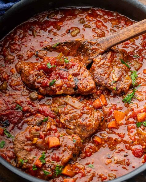 This easy and delicious Swiss Steak combines beef that's braised with vegetables until tender in a flavorful tomato sauce and is great with rice, mashed potatoes, or egg noodles. #swisssteak #beef #braisedbeef Easy Swiss Steak, Steak Pizzaiola, Pizza Sides, Swiss Steak Recipes, Sip And Feast, Beef And Vegetables, Swiss Steak, Homemade Beef, Braised Beef