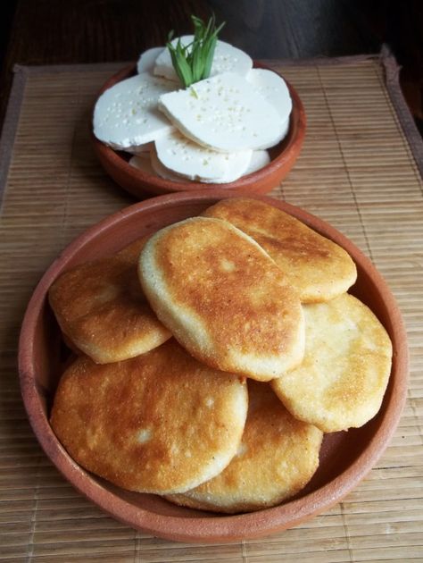 Georgian Bread, Travel Countries, Georgia Food, Georgian Cuisine, Georgian Food, Eastern European Recipes, European Recipes, Foreign Food, European Cuisine