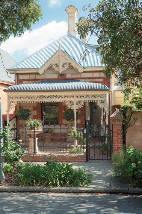 1880 Australian bungalow with a modern addition and lap pool - (front view). This is an 1880 house located in Adelaide, Australia. It has a traditional Victorian façade and you might think that the back looks the same. Well, you would be wrong. The house features a surprisingly modern addition in the back that makes these two areas seem like two different structures. It’s rare to see such contrasting styles under the same roof. Victorian Tiny House, Modern Renovation, Casas Coloniales, Victorian Cottage, Australian Architecture, Modern Bungalow, Victorian Design, Australian Homes, Old Style