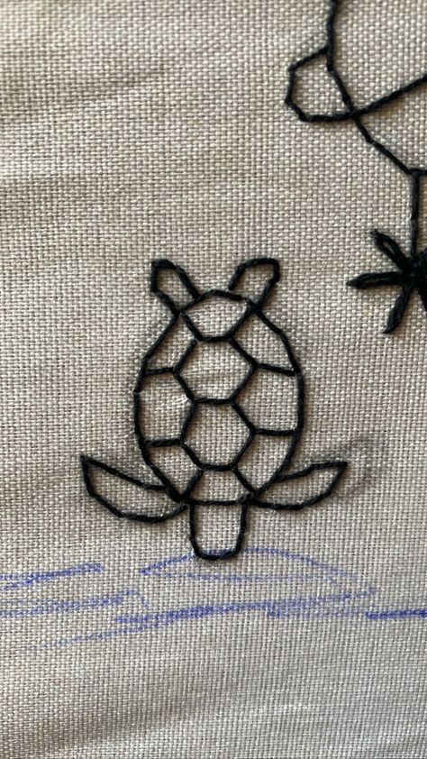 Pequeña tortuga de color negro bordada a mano minimalista Turtle Embroidery Simple, Simple Animal Embroidery Designs, Easy Hand Embroidery Designs For Beginners, Embroidery Animals Easy, Sea Turtle Embroidery, Ocean Embroidery, Turtle Embroidery, Embroidery Nature, Embroidered Turtle