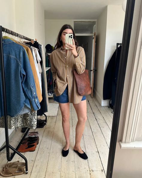 (4) Five Outfit Formulas To Try This Summer - by Anna Newton Black Flats Outfit, Anna Edit, Paris Chic, Flats Outfit, Monochrome Outfit, Simple Shoes, Outfit Formulas, Sporty Casual, Beige Top