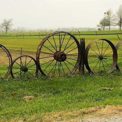 Wagon Wheel Fence Wagon Wheel Fence, Porch Rails, Wagon Wheel Decor, Land Scaping, Leaving Cert, Gardening Club, Ranch Gates, Garden Edging Ideas, Architectural Ideas