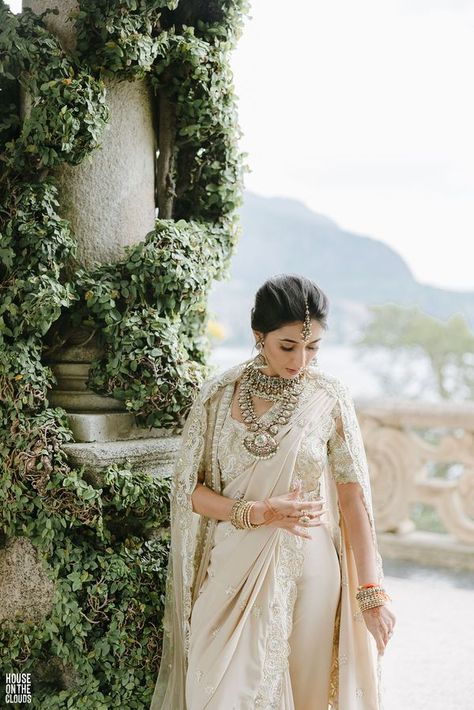 Surreal Wedding With A Bride In No Makeup & A Stunning Customised Saree Surreal Wedding, Bridal Entry, Marathi Bride, Engagement Hairstyles, Minimalist Bride, Hindu Bride, Indian Wedding Planning, Wedding Spot, Traditional Indian Outfits