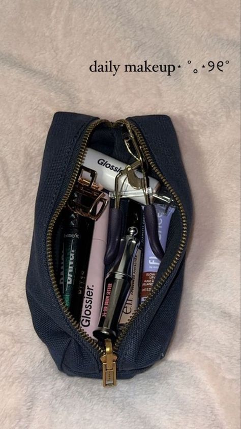 Sephora Aesthetic, School Bag Essentials, Inside My Bag, Handbag Essentials, Makijaż Smokey Eye, What's In My Bag, What In My Bag, Bag Makeup, Bag Essentials