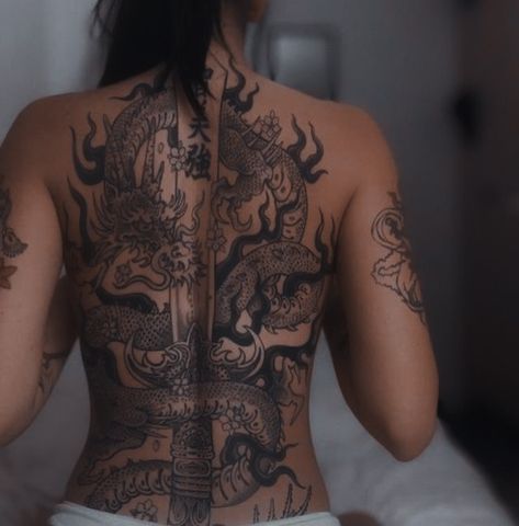 Back Tattoo Women Full, Back Tattoo Women Spine, Woman With Tattoos, Backpiece Tattoo, Tato Minimal, Dragon Tattoo For Women, Full Back Tattoos, Inspiration Tattoos, Dope Tattoos For Women