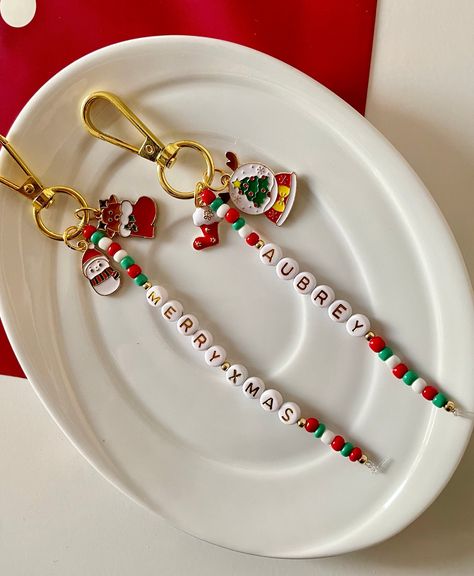 Christmas Keychain Ideas, Snowman Keychain, Christmas Keychains, Snowman Stocking, Christmas Keychain, Bead Board, Beads Bracelet Design, Christmas Accessories, Perfect Stocking Stuffers