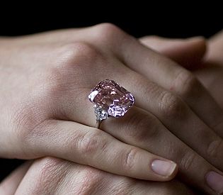 Giant pink emerald cut diamond ring! Graff Engagement Ring, Emerald Engagement Ring Set, Pink Wedding Rings, Emerald Halo, Pink Diamond Ring, Gold Diamond Wedding Band, Ring Emerald, Dream Engagement Rings, Bridal Ring Set