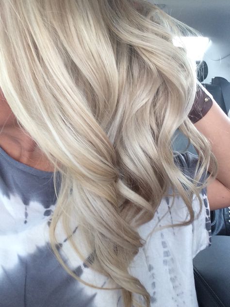 Summer blonde dimension beach waves highlights lowlights Platinový Blond, Balayage Blonde, Summer Hair Color, Hair Color And Cut, Blonde Balayage, Hair Skin, Hair Envy, Hairstyles Haircuts, Blonde Hair Color