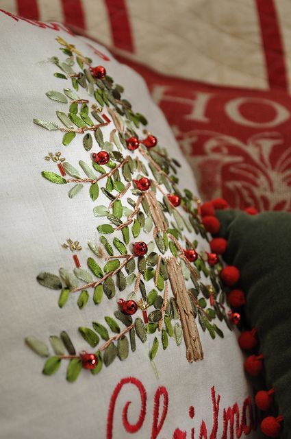 Ribbon Embroidered Christmas Tree with Beads and Bells: Bordados Tambour, Sulaman Pita, Embroidery Christmas, Pola Sulam, Navidad Diy, Ribbon Art, Christmas Pillows, Christmas Cushions, Ribbon Work