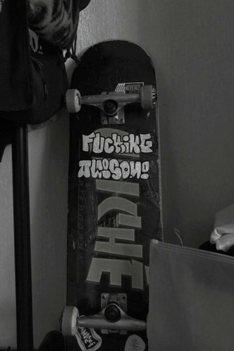 Grunge Skater Aesthetic, Skateboard Wallpaper, Lesbian Love Quotes, Skateboarding Aesthetic, Skate Vibes, Skate Aesthetic, Skateboard Pictures, Skateboarding Tricks, Skateboard Aesthetic