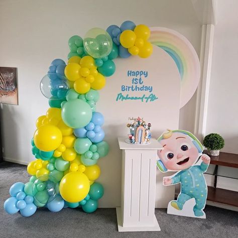 Cocomelon Balloon Decor, Coco Melon Backdrop, Cocomelon Birthday Photoshoot, Cake Smash Ideas Boy, Coco Melon Birthday Decoration, Cocomelon Balloon Arch, Cocomelon Backdrop Ideas, Coco Melon Theme Party, Coco Melon Birthday Party Ideas