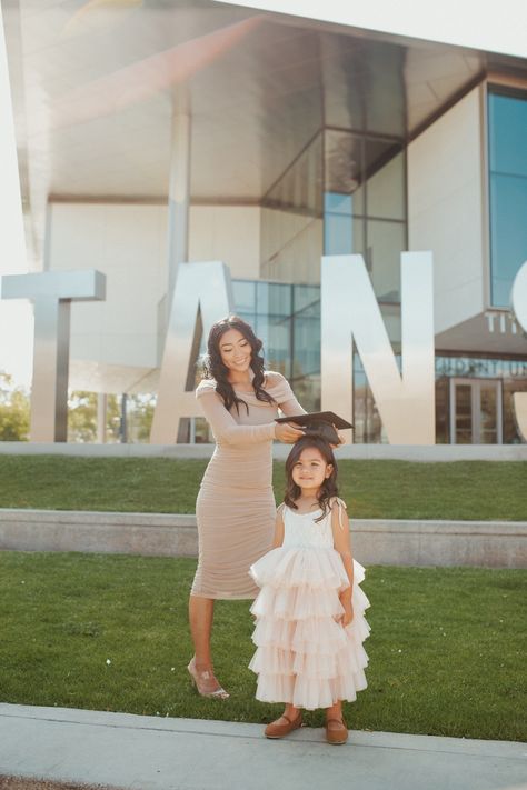 Kinder And Senior Graduation Pictures, Graduation Photoshoot With Kids, Mommy And Me Graduation Pictures, Vision Board2023, Senior Graduation Pictures, Graduation Party Photo Booth, Graduation Inspiration, Graduation Shoot, Mommy And Me Photo Shoot