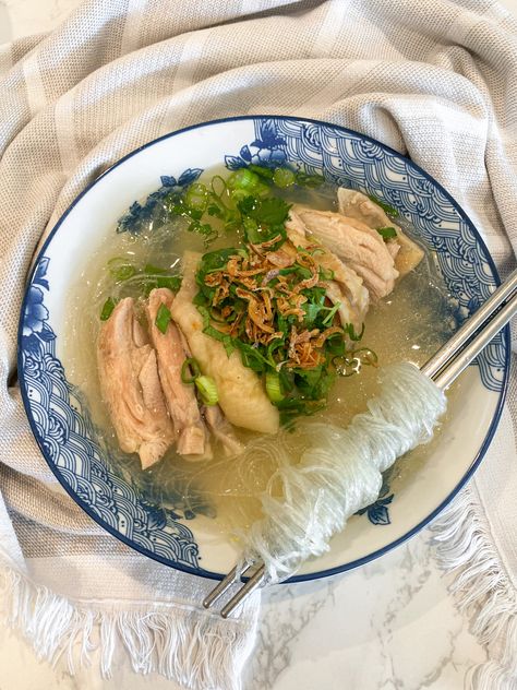 How To Make Gà Miến (Vietnamese Chicken Soup with Glass Noodles) - Ta-Daa! Kohakutou Candy, Vietnamese Chicken Soup, Vietnamese Recipes Chicken, Glass Noodles Recipe, Vietnamese Soup, Vietnamese Chicken, Vietnamese Noodles, Glass Noodles, Fried Shallots